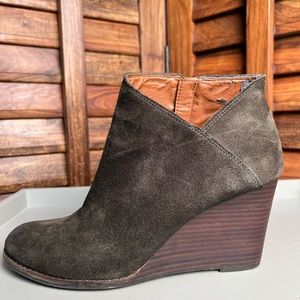 ❤️ Lucky Brand boots. Wedge stacked wooden heel & suede upper, Beautiful olive😍